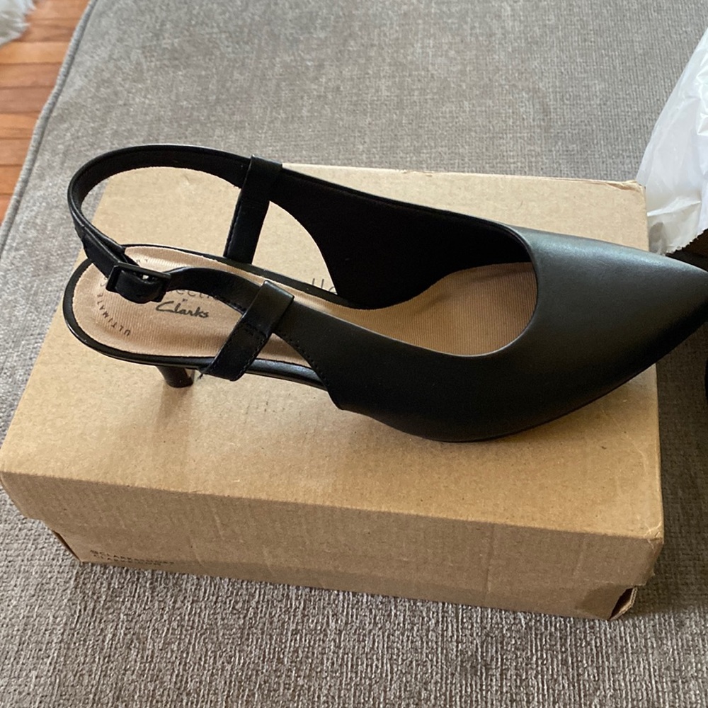 Clarks brand comfy heel with strap back